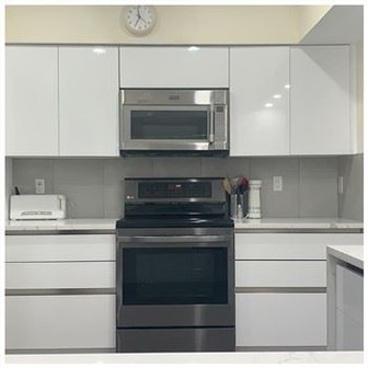 Lakirani bijeli kuhinjski ormarići bez okvira